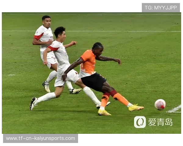 蒋光太禁区内准确预判，单人铲球封堵对方射门